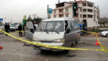 Çaldıkları minibüsle gezen çocuklar kaza yaptı