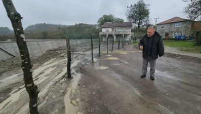 Arazisini yol yapanlara kızıp tel örgü çekti! ''Tepki amaçlı yaptım''