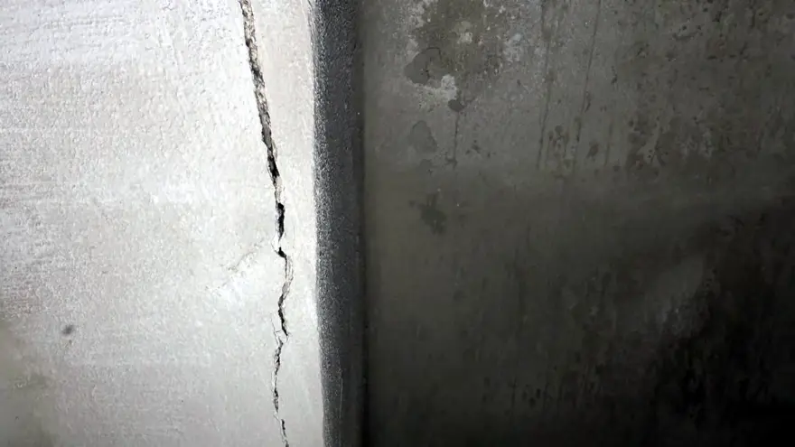 Avcılar'daki 5 katlı binada tedirgin eden görüntü! "Kolonlardaki çatlağı sıvayla kapattılar, durumu görmezden geliyorlar" 6