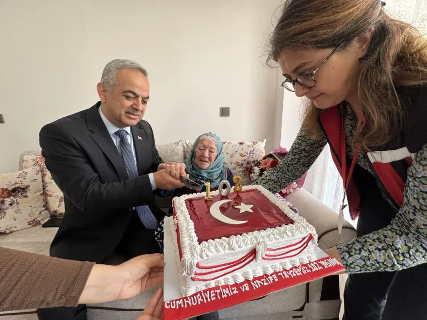 102 yaşındaki Nazife nine yıllara böyle meydan okuyor: 7 çocuğu 20 torunu var 4