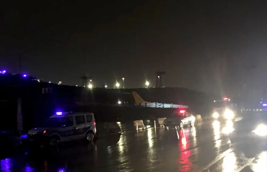 Sabiha Gökçen'de pistten çıkan uçaktan ilk görüntüler 16