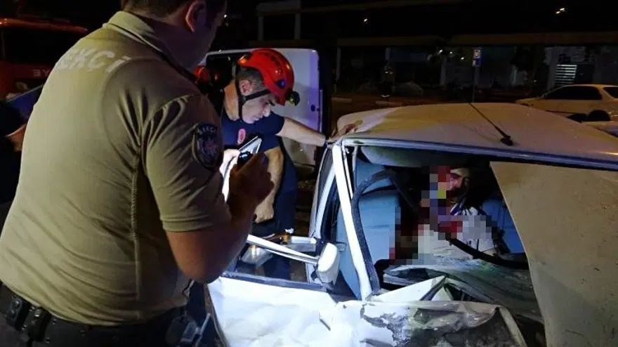 Antalya'da otomobiller kafa kafaya çarpıştı: Ortalık savaş alanına döndü 2 Antalya'da otomobiller kafa kafaya çarpıştı: Ortalık savaş alanına döndü 2