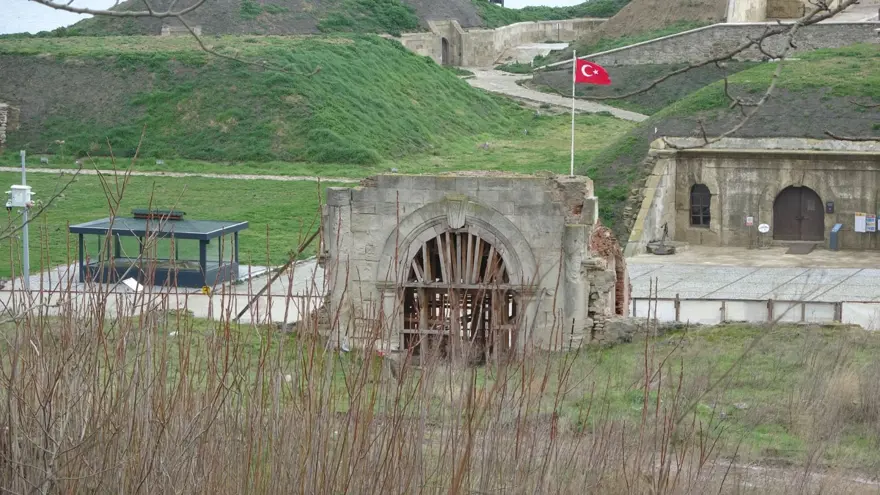 Çanakkale’de, 252 yıllık tarihi Namazgah Tabyası'nın sur duvarları restore ediliyor 14 Çanakkale’de, 252 yıllık tarihi Namazgah Tabyası'nın sur duvarları restore ediliyor 14
