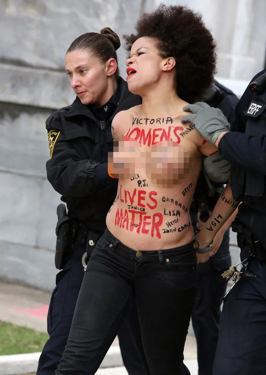 Bill Cosby’ye Cosby Ailesi dizi oyuncusundan üstsüz protesto 2