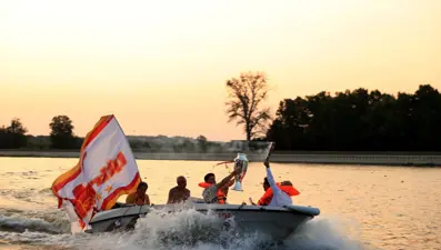 Şampiyonluk kupası ile nehirde tur attılar!