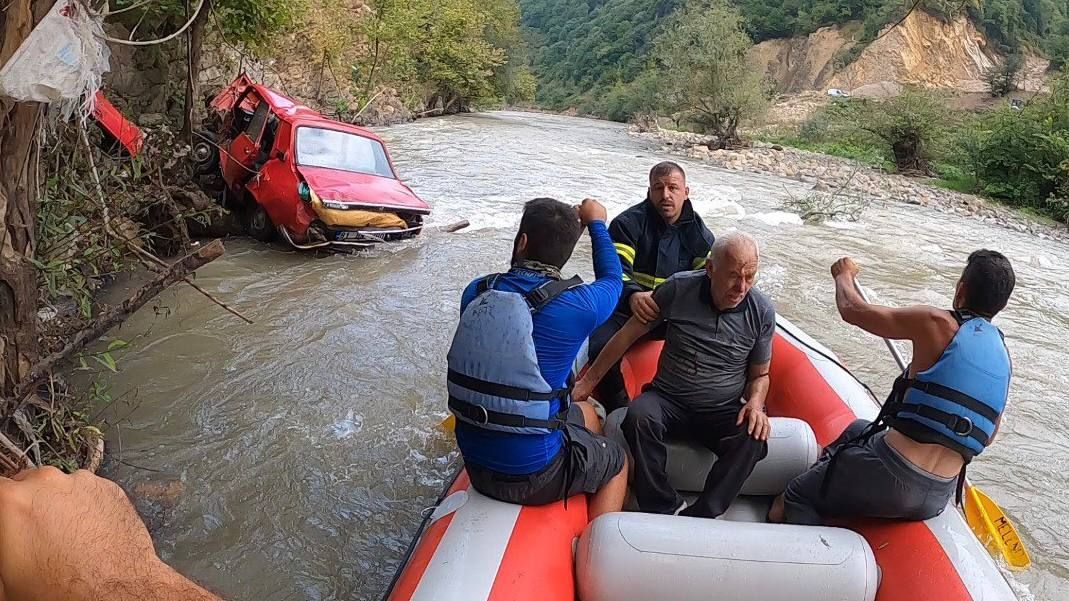 Otomobiliyle çaya düşen sürücüyü raftingciler kurtardı