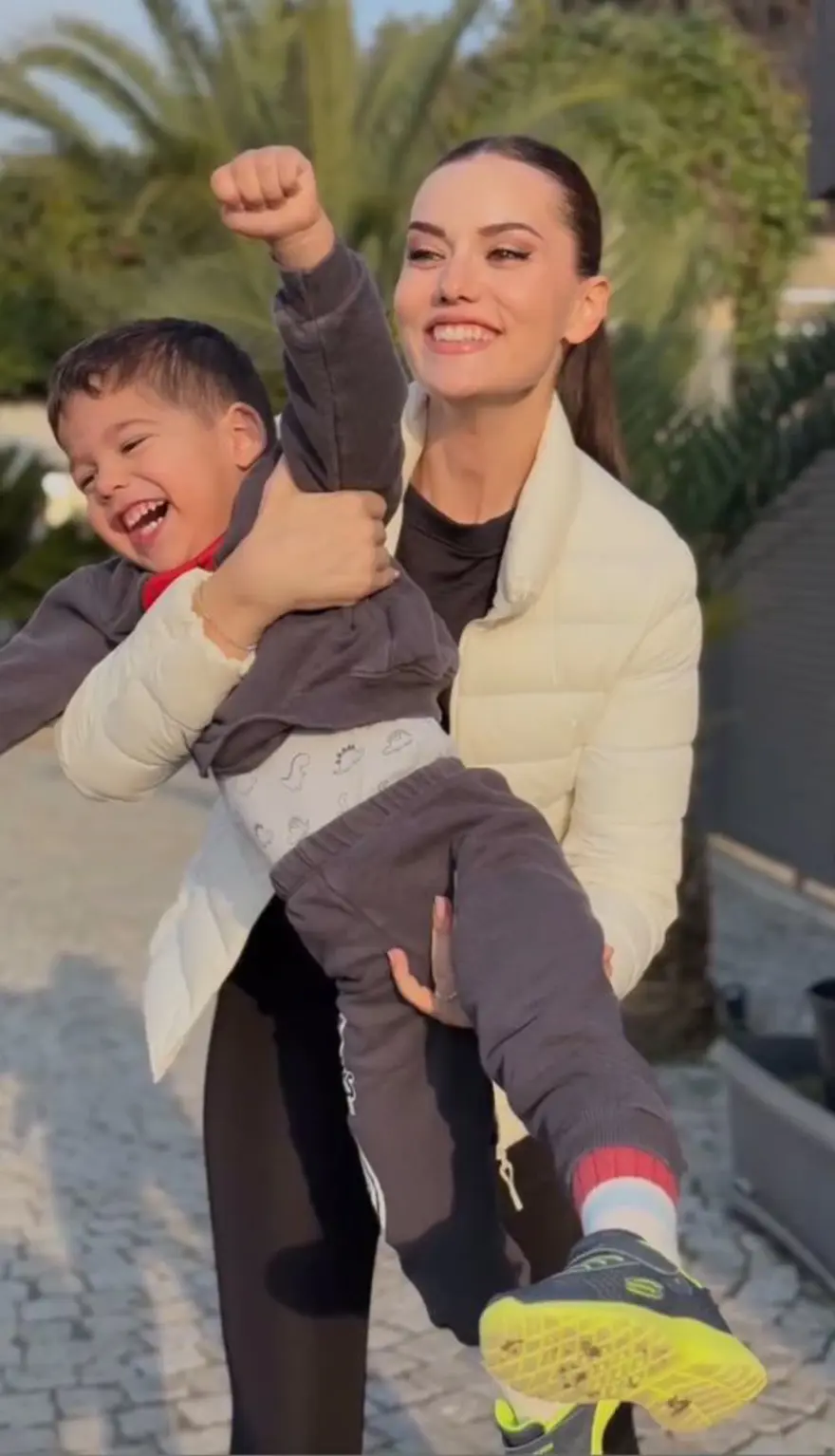 Fahriye Evcen'den küçük oğlu Kerem ile yeni pozlar 3