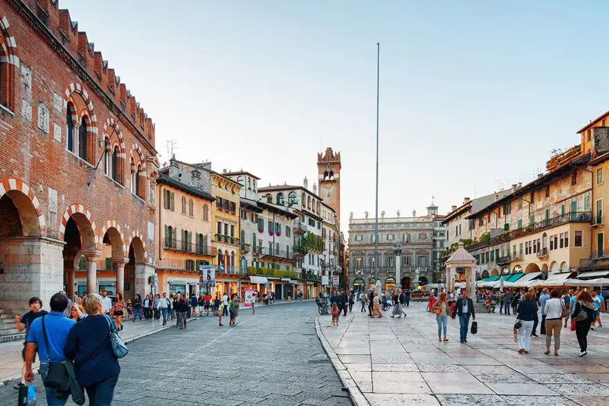 verona gezi rehberi, verona rehberi, verona gezilecek yerler, verona görülecek yerler, romeo ve juliet'in şehri, Adige Irmağı, Bra Meydanı, Casa di Giulietta, Castelvecchio, Erbe Meydanı, Via Mazzini 5