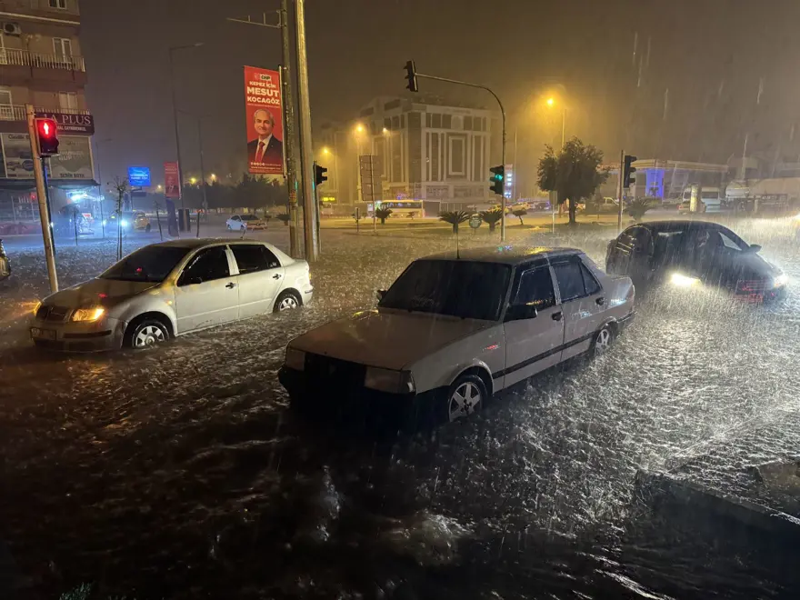 Antalya'da sel ve su baskını: 1 kişi yaşamını yitirdi, 3 ilçede okullar yarın da tatil (4 şehir için turuncu kodlu uyarı) 19