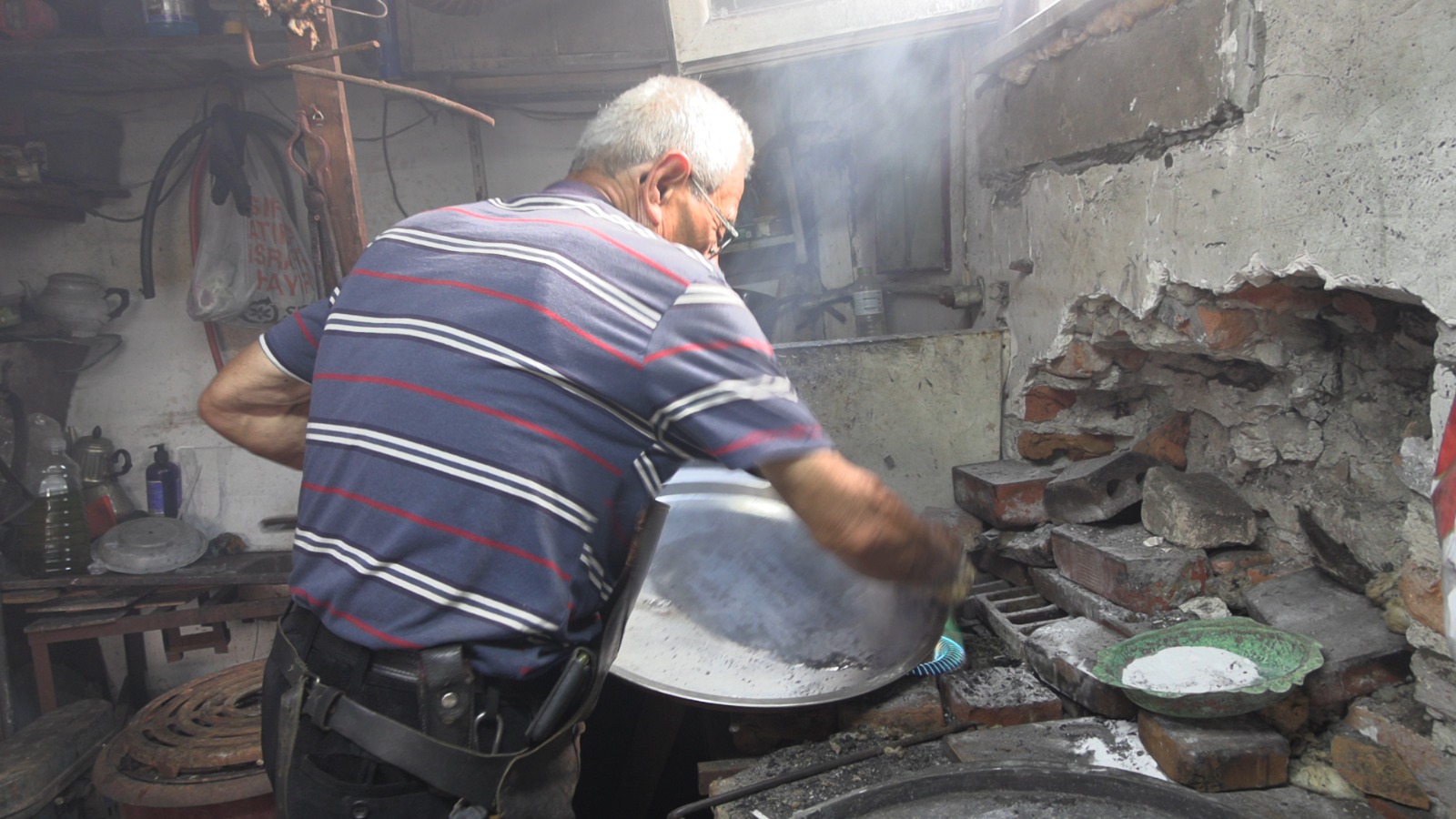 Artık çırak da bulamıyor. "Meslek öldü, son numara biziz"
