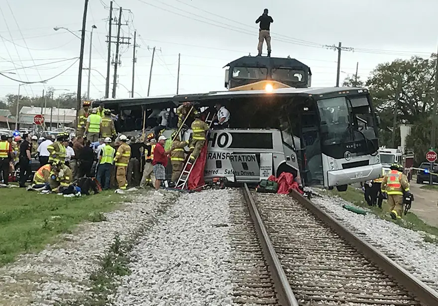 ABD'de yük treni yolcu otobüsüne çarptı: 3 ölü 4