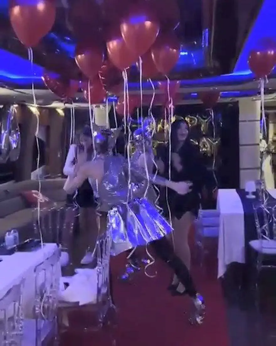 İstanbul'da lüks yatta 'fiziki mesafesiz' doğum günü partisi 6