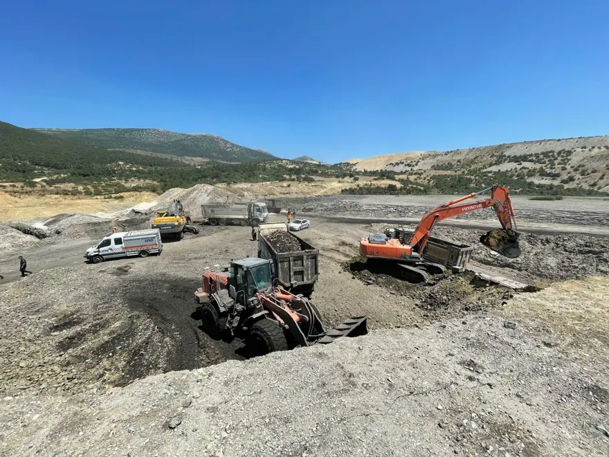 İş makinesi operatörü çamur altında kaldı 10