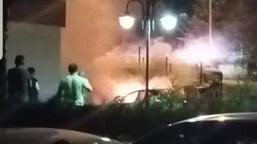 Ankara'da park halindeki otomobilde patlama: 2 araç küle döndü