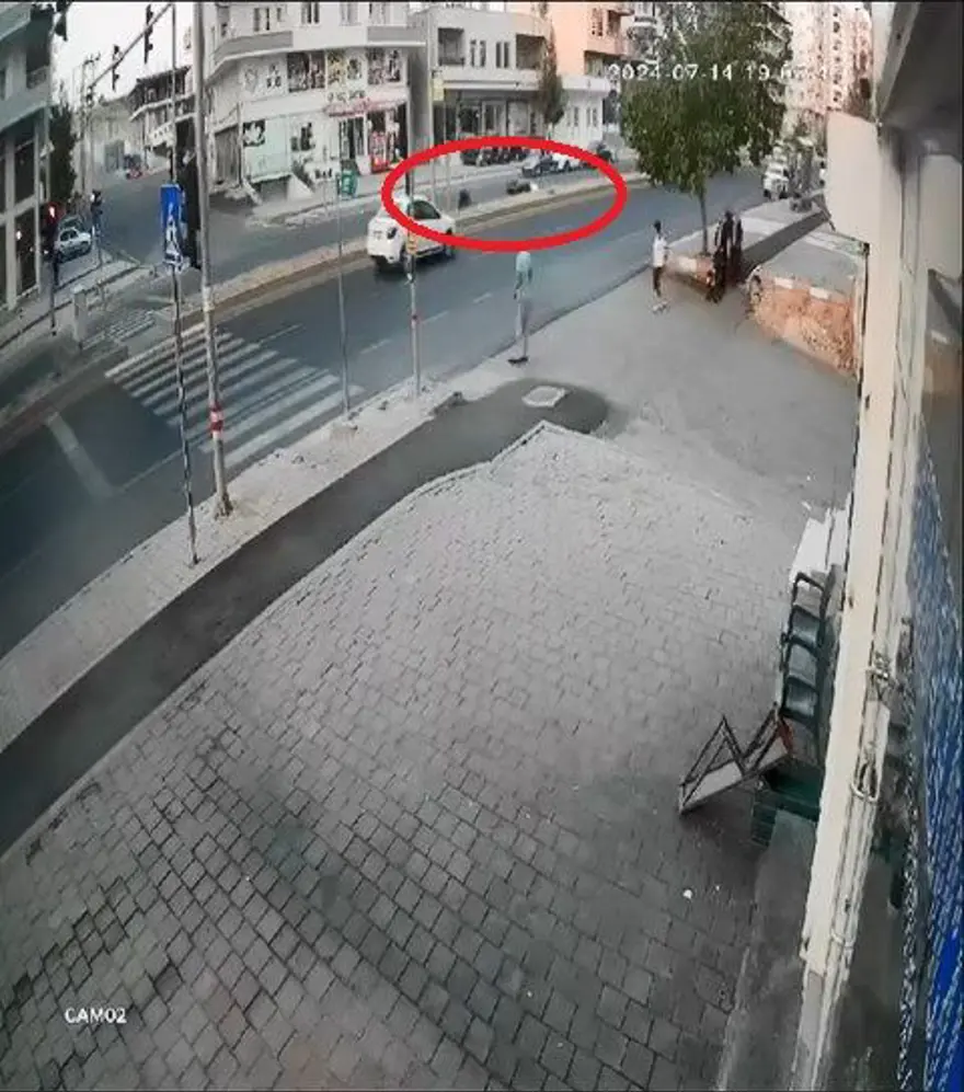 Metrelerce sürüklendiler: Motosiklet sürücülerinin feci kazası 1