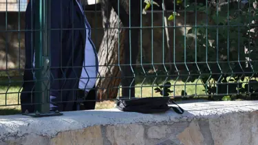 Çaldığı çantayı karakolun önüne atınca yakalandı