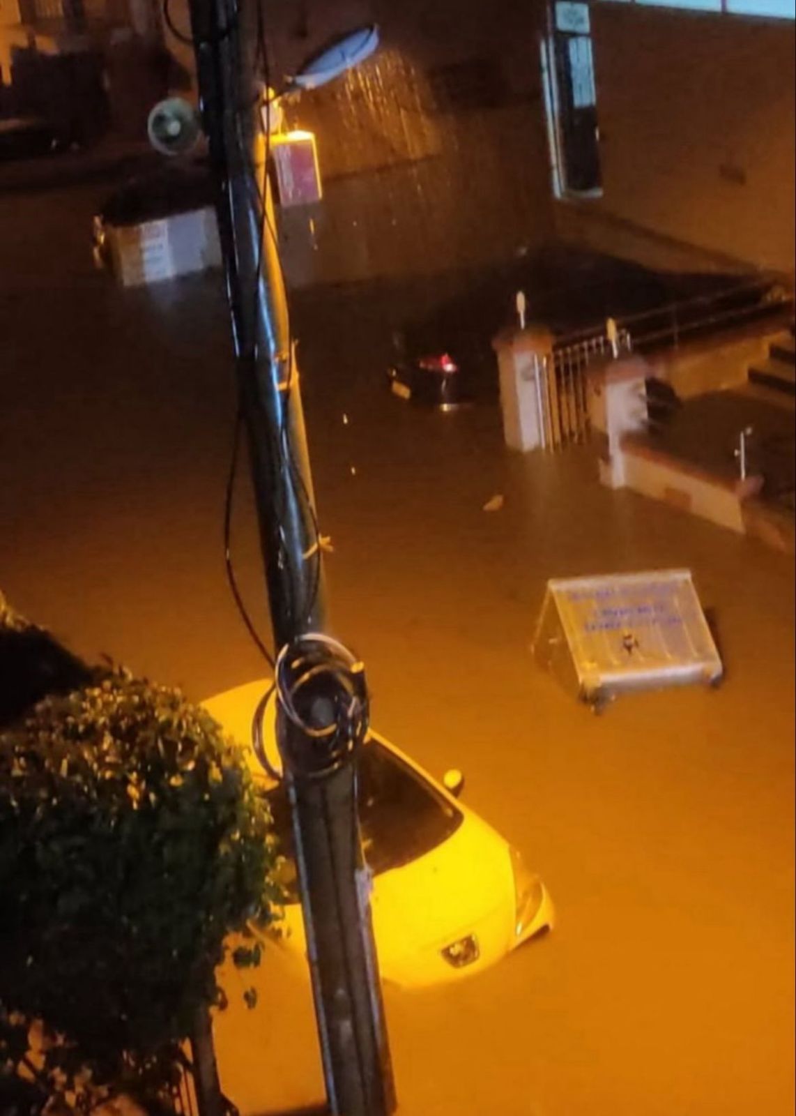 Balıkesir, İzmir ve Manisa’da su baskını: Caddeler su altında kaldı