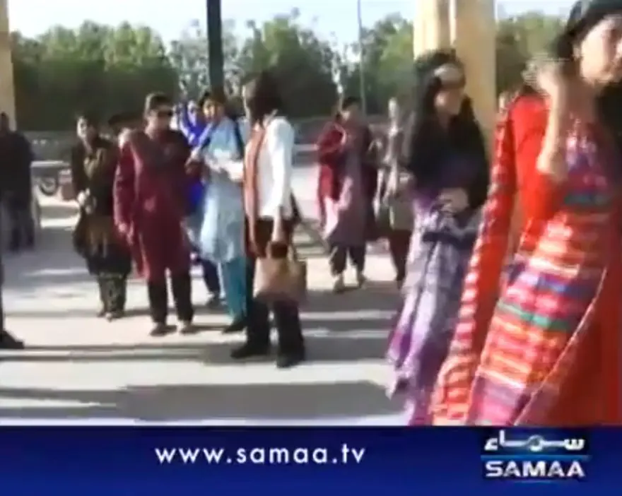Pakistan'da 'el ele tutuşan sevgili' avı 1