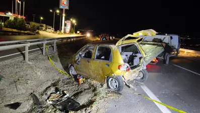 Refüje çarpan otomobil devrildi: Bir ölü