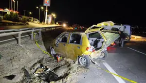 Refüje çarpan otomobil devrildi: Bir ölü