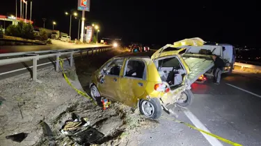 Refüje çarpan otomobil devrildi: Bir ölü