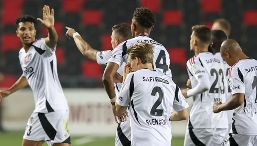 Beşiktaş, Konyaspor'u konuk ediyor (İlk 11'ler belli oldu) Beşiktaş, Konyaspor'u konuk ediyor (İlk 11'ler belli oldu)