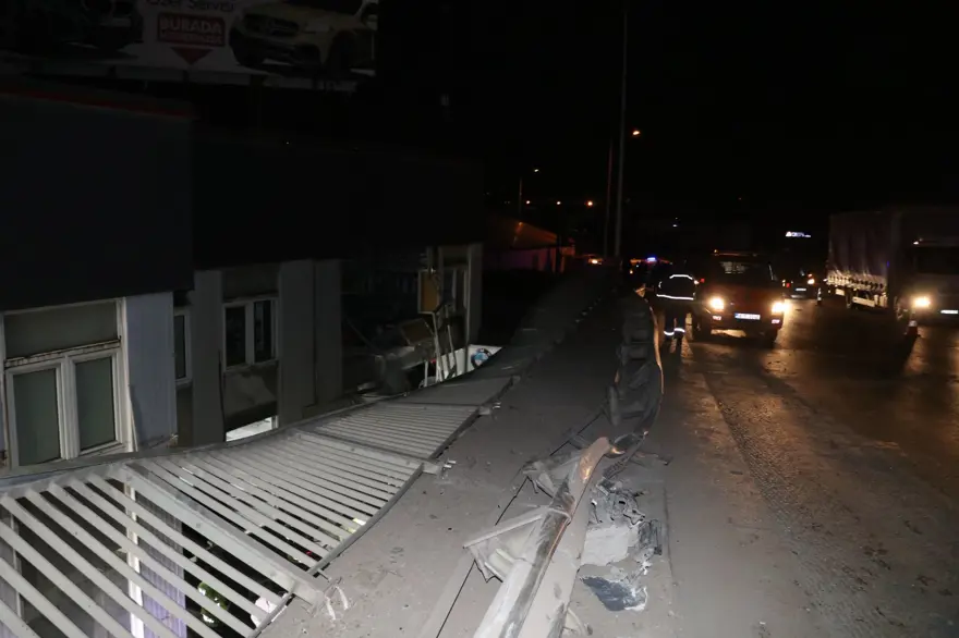 Faciadan dönüldü: Otomobile çarpan beton mikseri köprüden düştü 7