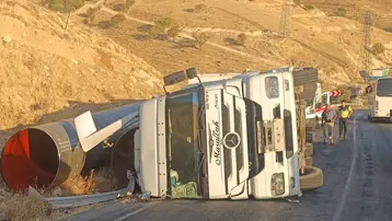 Siirt'te virajı alamayan TIR devrildi