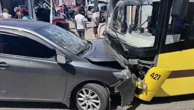 Belediye otobüsü ile otomobil kafa kafaya çarpıştı: 6 yaralı
