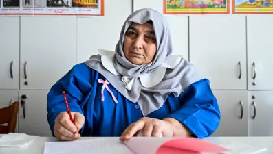 62 yaşında ilk defa mavi önlü giydi: Çocukluk hayâli huzurevinde gerçek oldu