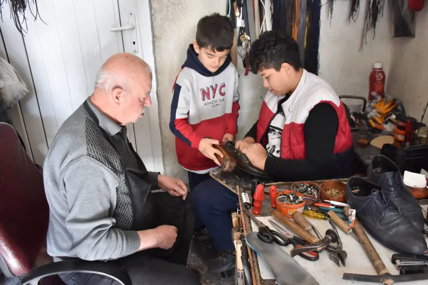 20 yaşında çırak olarak devraldı, 45 yıldır bu işi yapıyor: "Biz babamızdan bu şekilde öğrendik" 