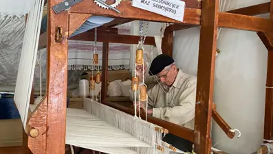 62 yıldır mesleğini tutkuyla yapıyor, ipleri elleriyle sanata dönüştürüyor