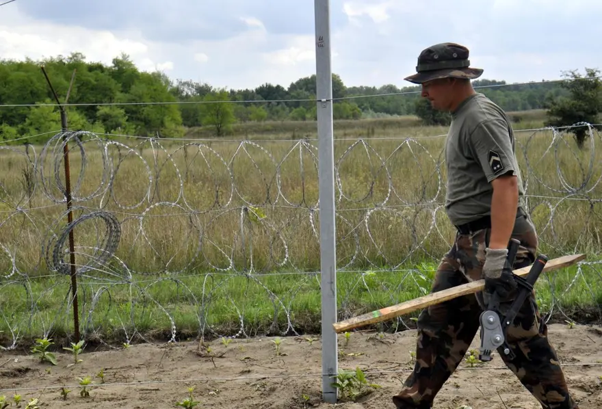 Macaristan-Sırbistan sınırına tel örgü 8 Macaristan-Sırbistan sınırına tel örgü 8