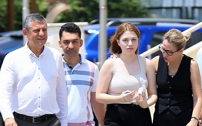 Özgür Özel, Ferdi Zeyrek'in kızını YKS'de yalnız bırakmadı