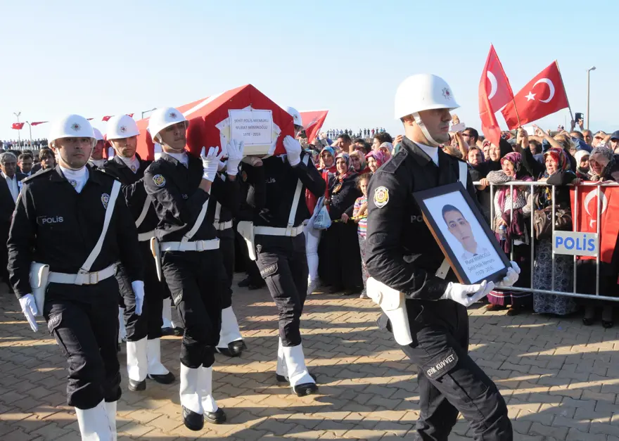 DAEŞ roketinin patlaması sonucu şehit olan polis son yolculuğuna uğurlandı 