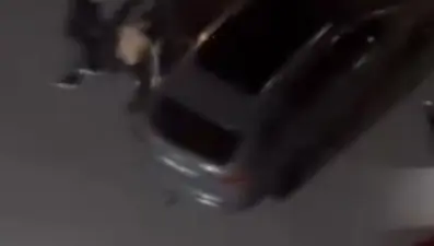 Komşular yumruk yumruğa birbirine girdi