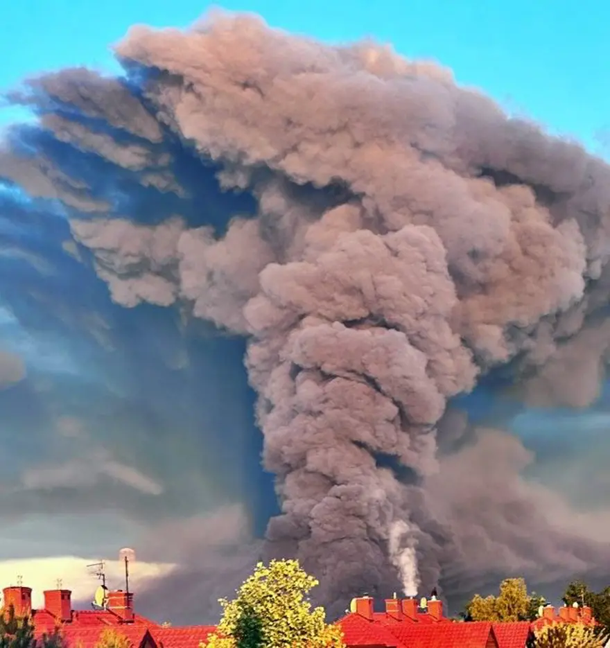 Varşova'da AVM yandı: Bin 348 dükkan küle döndü 3