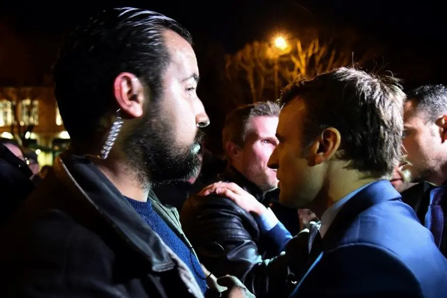 Macron'un göstericiyi darp eden korumasına gözaltı 19 Macron'un göstericiyi darp eden korumasına gözaltı 19