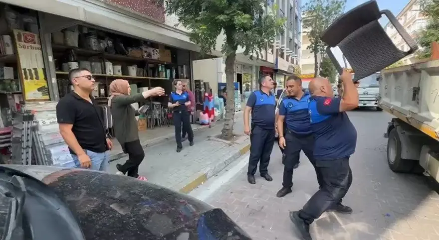 Kaldırım işgalcilerine denetim! Yüzlerce duba, lastik, palet, flama toplandı 4