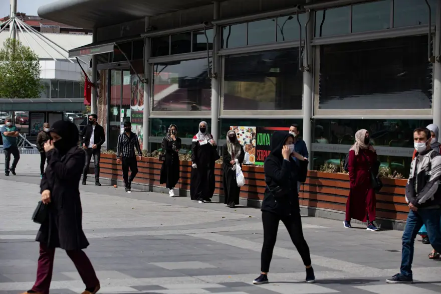 AVM önünde yine uzun kuyruklar oluştu AVM önünde yine uzun kuyruklar oluştu
