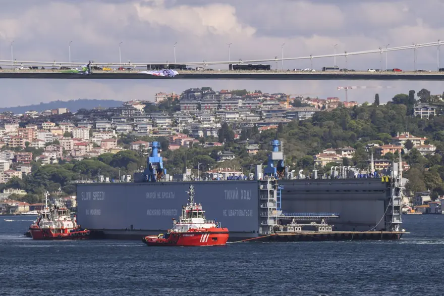 Dev yüzer havuz yeniden İstanbul Boğazı'nda 