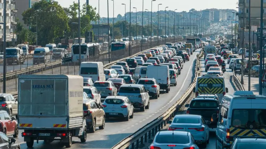 E-5’te trafikkaosu: Kilometrelerce kuyruk oluştu 