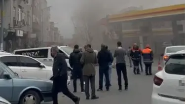 İstanbul’da benzin istasyonu yakınında korkutan trafo patlaması (6 saat boyunca elektrik verilemedi)