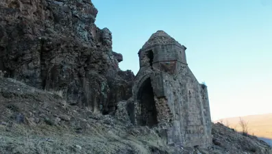 Van'ın Muradiye ilçesinde define avcıları tarihi kiliseyi tahrip etti