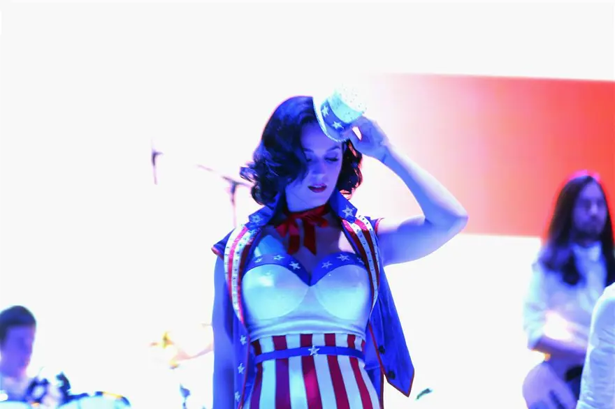 Erkek kostümüyle sahneye çıktı 6