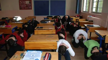 Deprem haftasında okul zili yerine siren sesleri çaldı