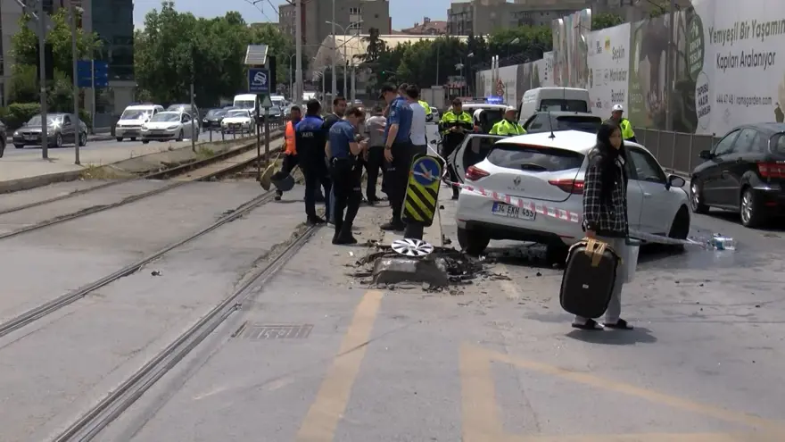 İstanbul’da tramvay otomobile çarptı: 2 yaralı 3 İstanbul’da tramvay otomobile çarptı: 2 yaralı 3