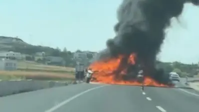 Seyir halindeki kamyonet alev alev yandı