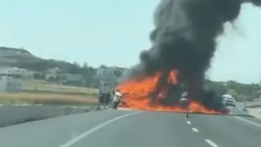 Seyir halindeki kamyonet alev alev yandı