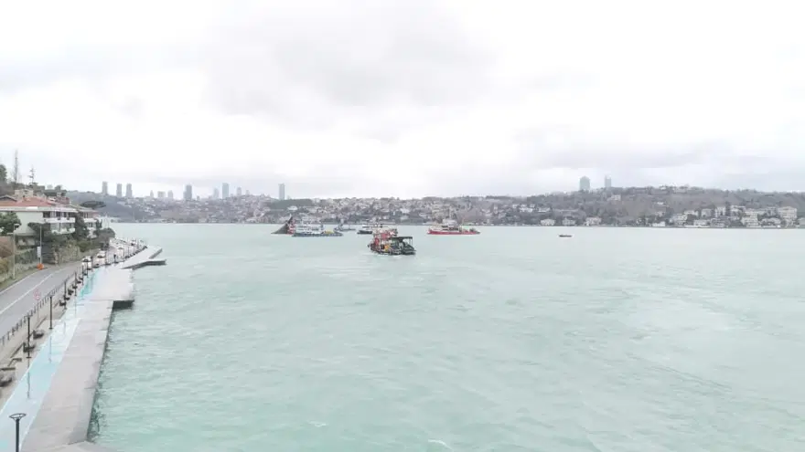İstanbulBoğazı’nda balıkçı teknelerinin zor anları İstanbulBoğazı’nda balıkçı teknelerinin zor anları